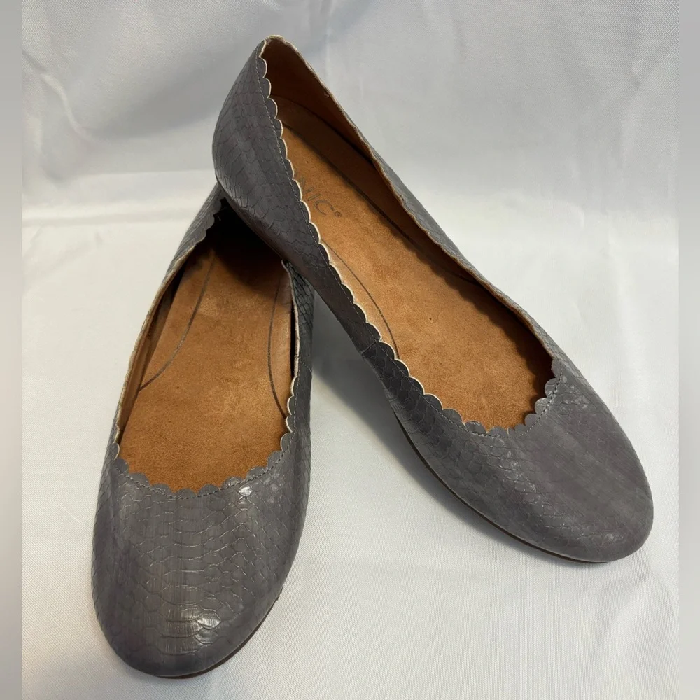 Vionic Julieta Scalloped Detail Snake Print Gray Arch Support Slip On Size 9.5 - Picture 2 of 10